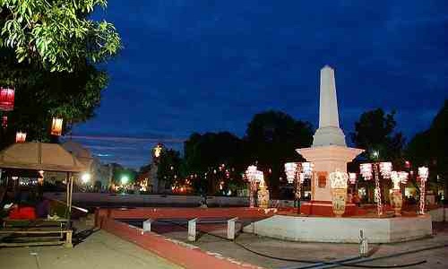 Plaza Salcedo at night