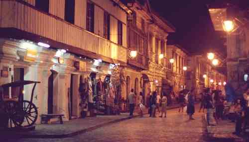 Calle Crisologo at night