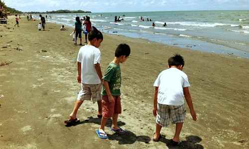 Baybay Beach Picnickers