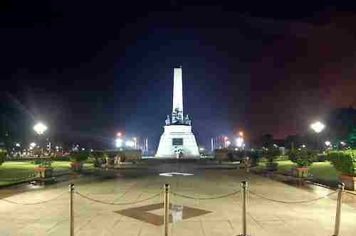 Rizal monument at night